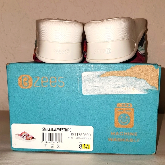 New in Box Bzees Women's Smile II, Wavestripe Multi-Colored Sandals Size 8 Light - Picture 5 of 15